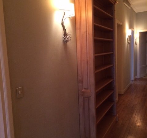 Bibliothèque étroite dans un couloir