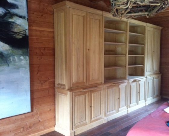 Très long meuble de rangement