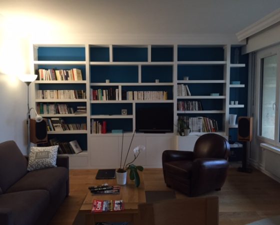 Bibliothèque meuble TV et Hi/Fi sur mesure en médium massif