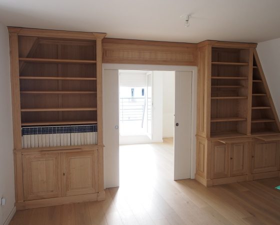 Bibliothèques et meuble bas sur mesure sous un toit mansardé