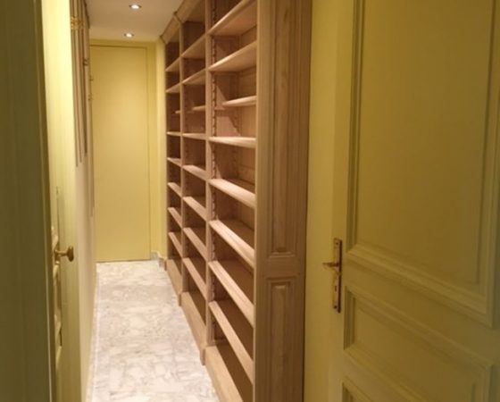 Longue et étroite bibliothèque sur mesure