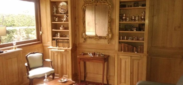 Pièce en boiserie haute avec paire de bibliothèques