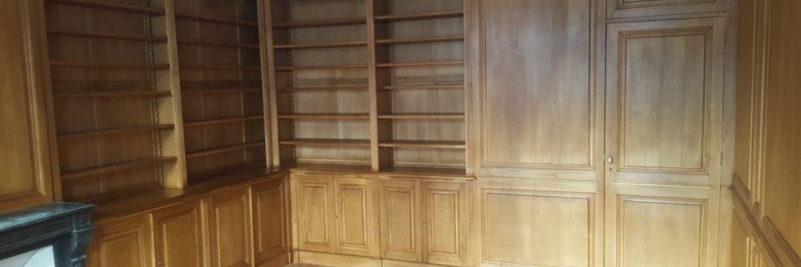 Boiseries et bibliothèques sur mesure en bois naturel