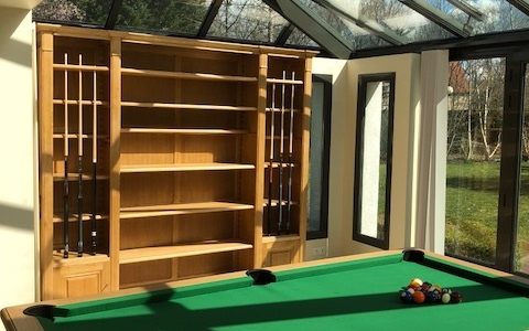 Conception d’une bibliothèque en bois naturel formant porte queues de billard