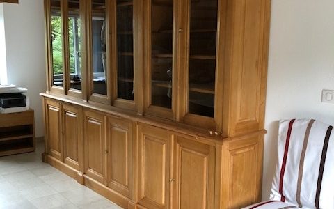 Bibliothèque en bois naturel ciré de style Directoire