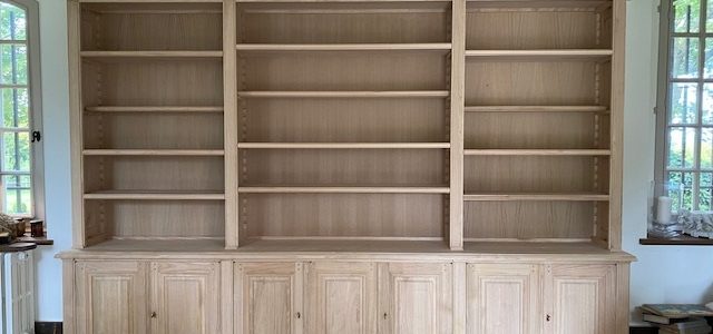 Bibliothèque sur mesure en bois naturel