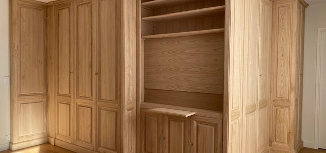 Grand dressing – Bibliothèque intemporelle en bois naturel