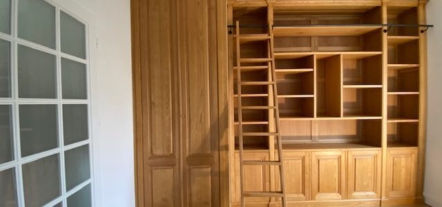 Réalisation d’une bibliothèque accompagnée de son échelle et de trois façades de dressing en bois naturel