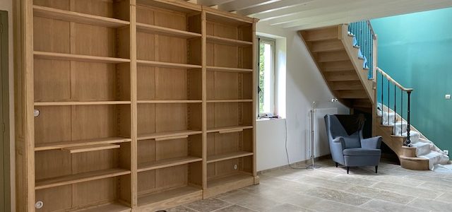 Réalisation sur mesure d’une bibliothèque en bois de châtaignier naturel brut