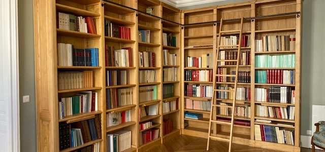 Grande bibliothèque de parquet intemporelle en bois naturel formant un angle