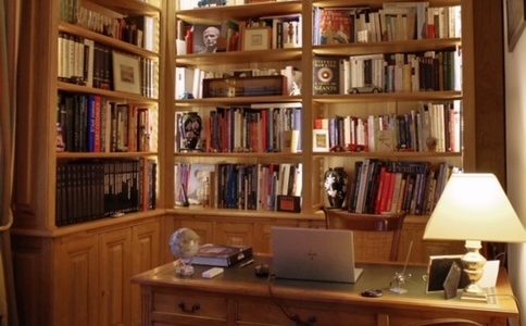 bibliothèque en angle et vitrine sur mesure en bois naturel ciré