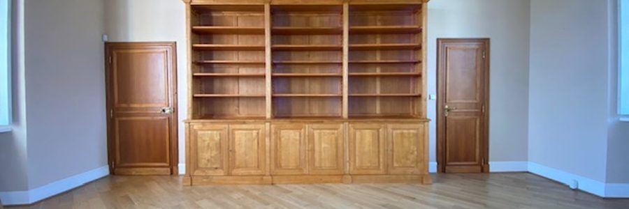 Longue bibliothèque en bois naturel teintée et ciré