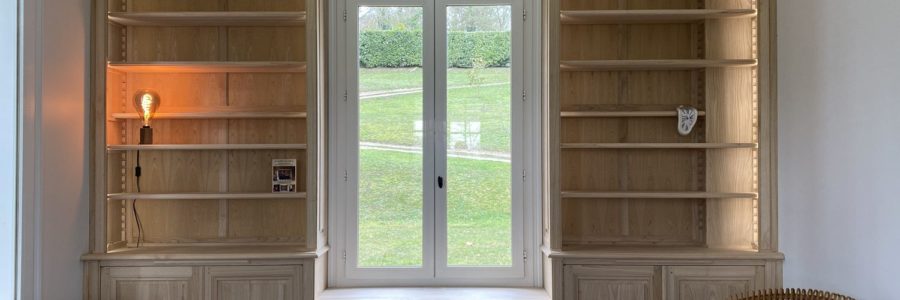 Réalisation d’une paire de Bibliothèques intemporelles en châtaignier brut venant masquer un radiateur