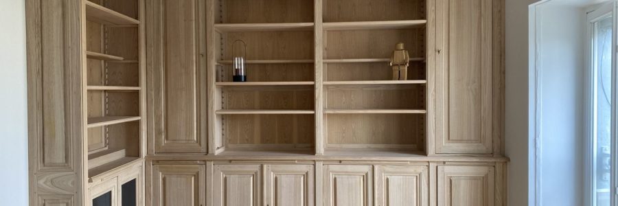 Bibliothèque sur mesure de mur à mur et du sol au plafond en bois naturel brut