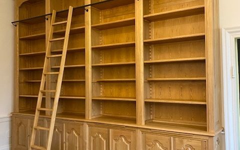 Importante bibliothèque de parquet de style Régence en bois naturel ciré