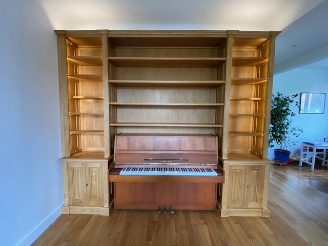 Bibliothèque multi fonction en bois naturel pouvant accueillir un piano, un lit, une commode ou une console