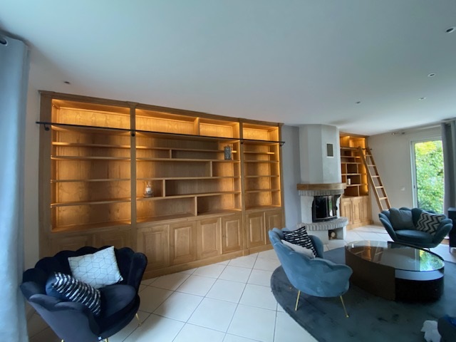 Bibliothèques intemporelles en bois naturel ciré avec des séparations verticales amovibles