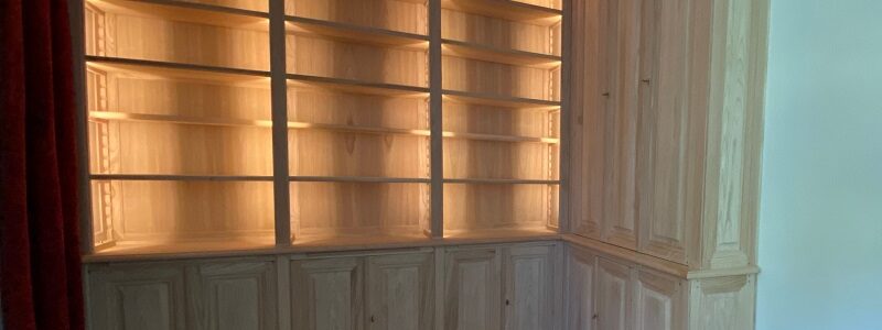 Bibliothèque d’angle en bois naturel pour une pièce formant bureau