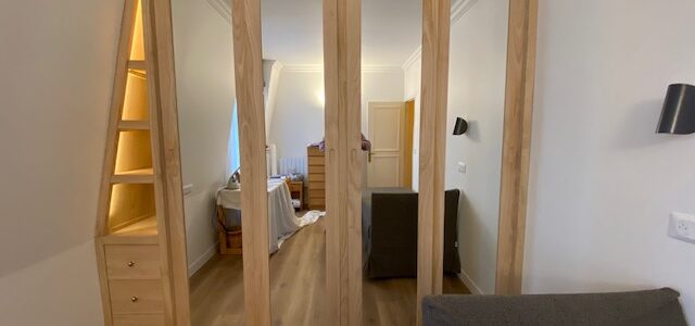 Dressing contemporain en bois naturel sous toiture mansardée